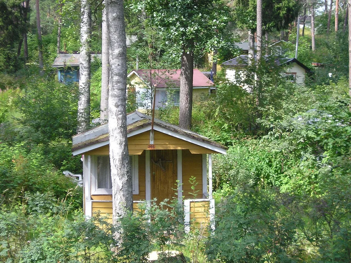 Pieniä kesämökkejä männikössä